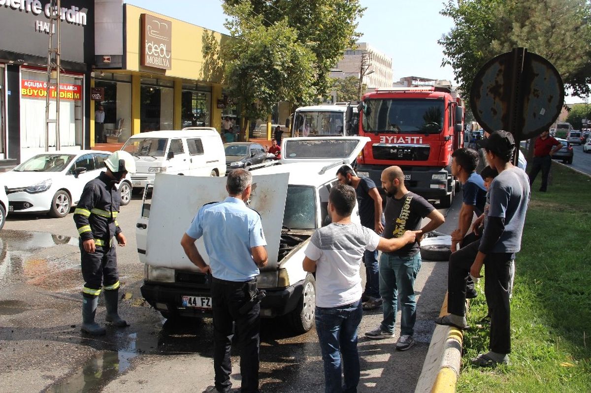 Seyir Halinde Yanan Araç Paniğe Neden Oldu