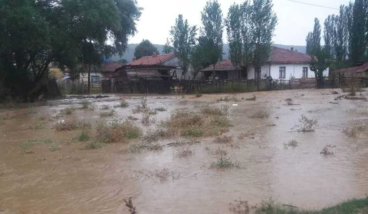 Şiddetli Yağış Altıntaş\'ın Köylerinde Etkili Oldu