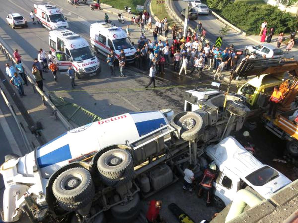 Kadıköy'de Beton Mikseri Köprüden, Seyir Halindeki Aracın Üzerine Uçtu
