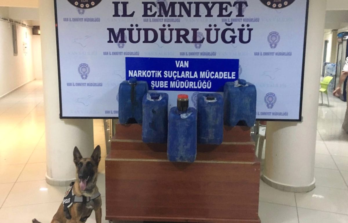 Şüpheli Araç Durduruldu, 157 Kilo Likit Eroin Ele Geçirildi