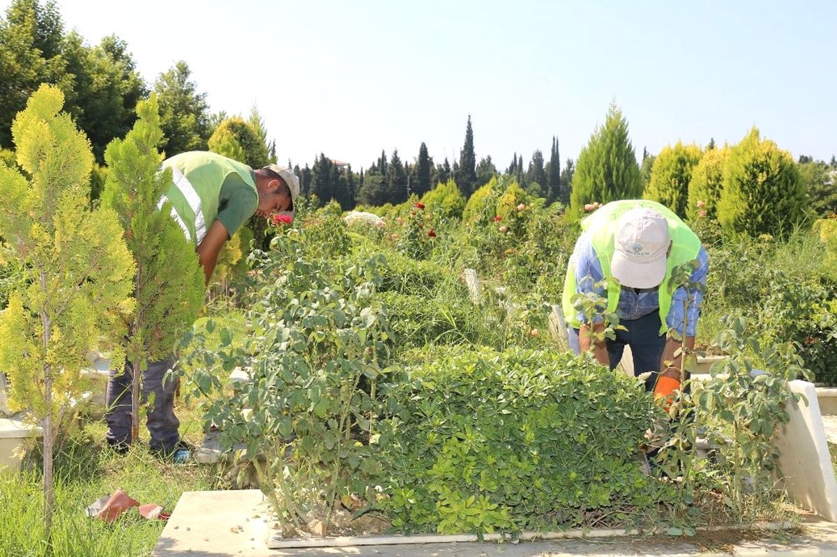 Turgutlu\'da Bayram Öncesi Mezarlıklar Bakıma Alındı