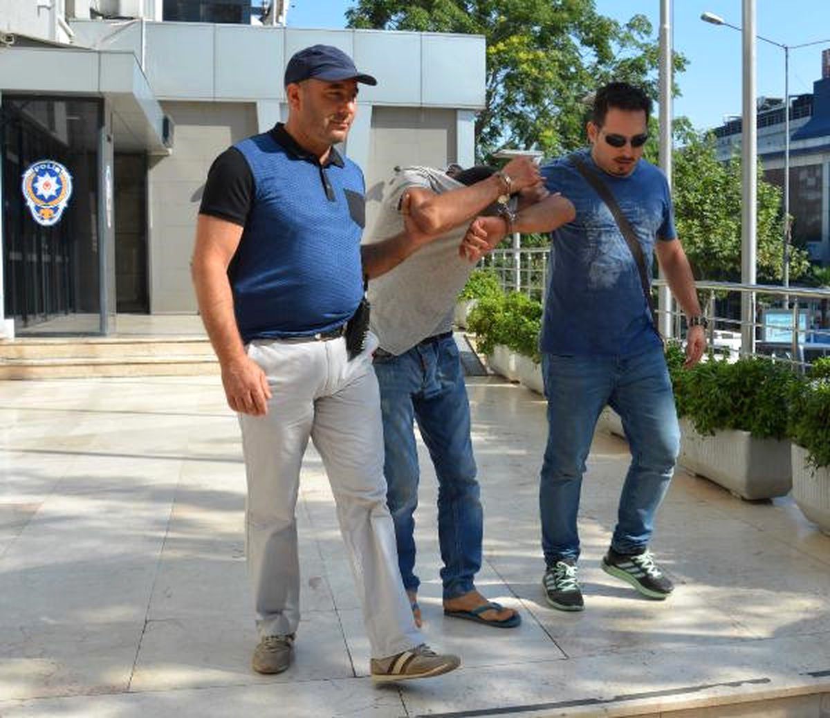 Uyuşturucu Almak İçin Okulun Bilgisayarını Çaldı
