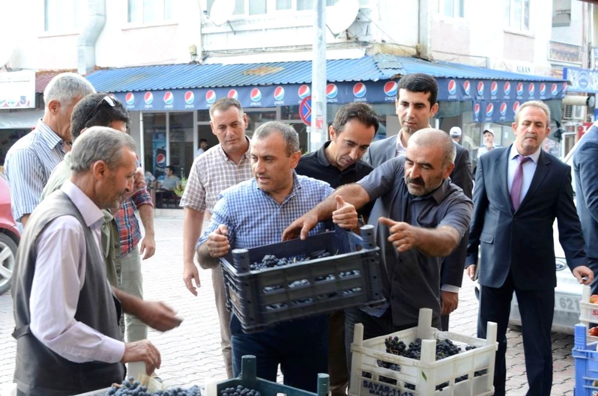 Vali Sonel, Üzüm Kasası Taşıdı, Çocuklara Hediye Verdi