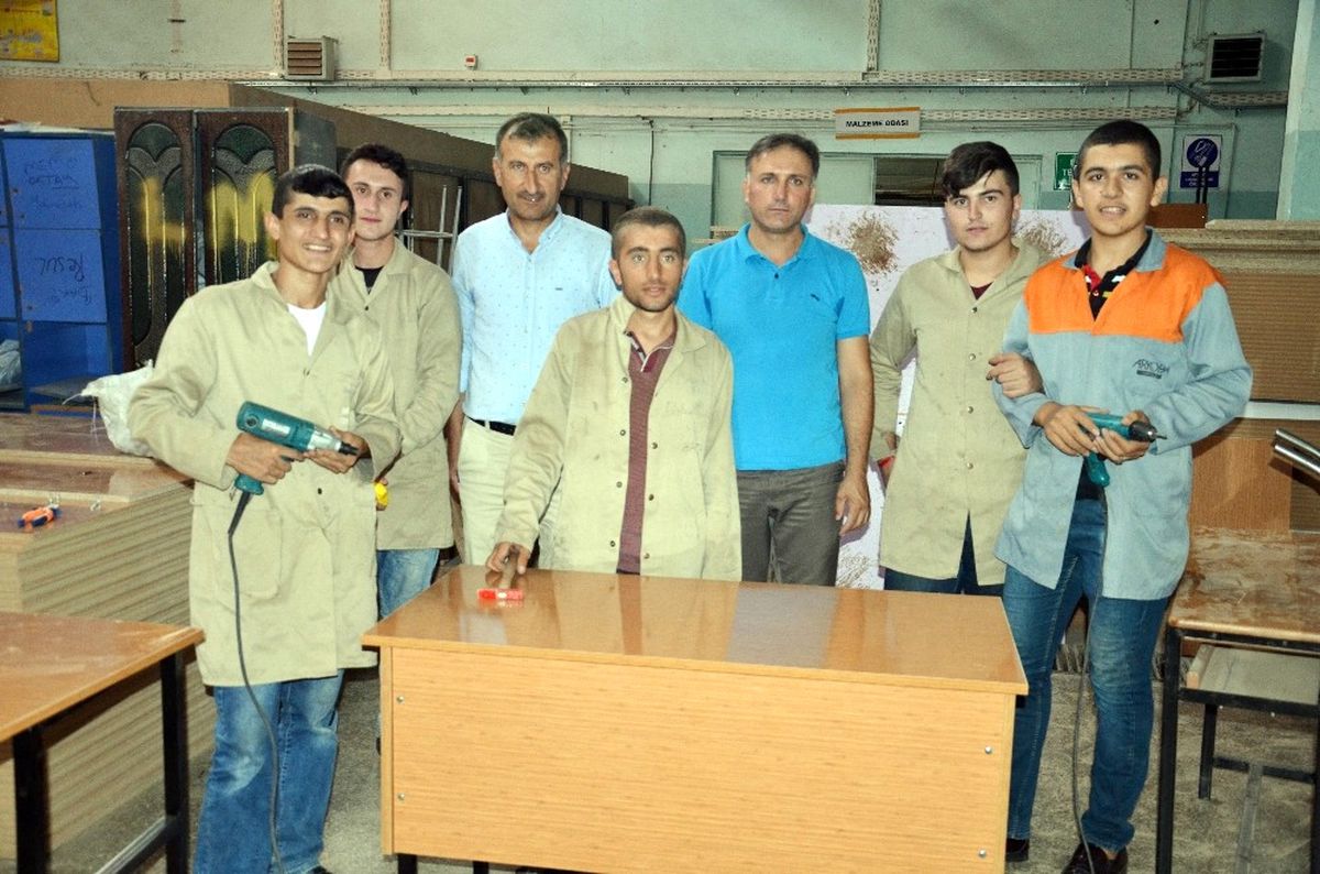 Yaz Tatilinde Okulları İçin Çalışıyorlar