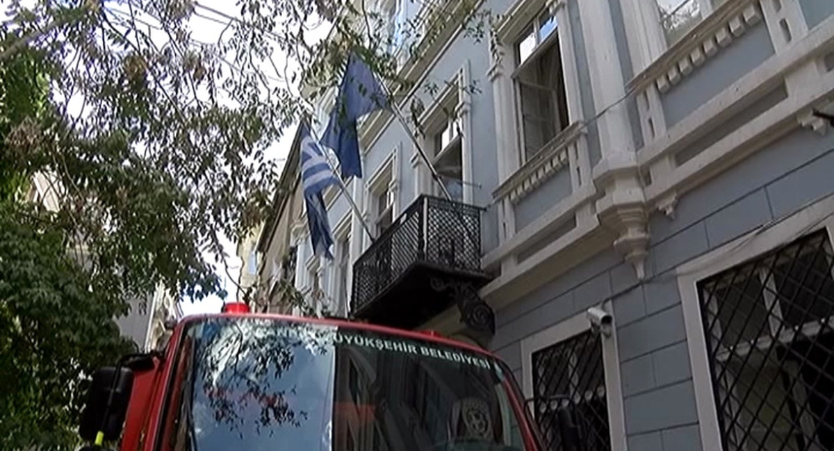 Yunanistan\'ın İstanbul Başkonsolosluğu\'nda Yangın Paniği