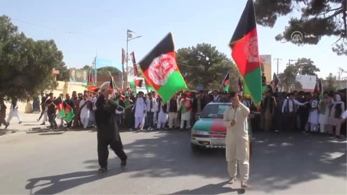 Afganistan\'da Bağımsızlık Günü Kutlanıyor - Mezar-I