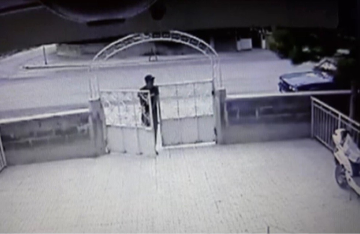 Akü Hırsızları Güvenlik Kamerasına Yakalandı