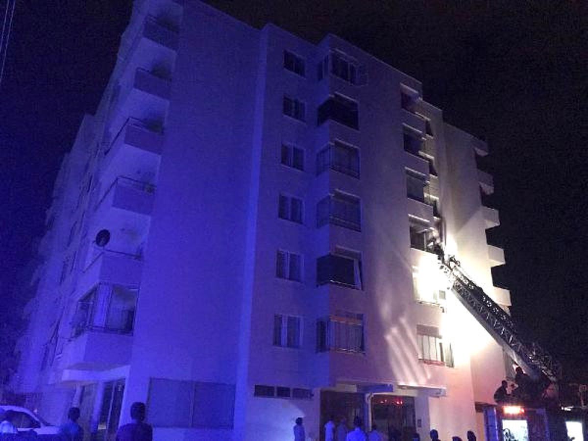 Apartmanda Çıkan Yangında 20 Kişi Dumandan Etkilendi