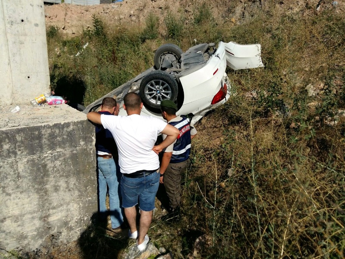 Araçla Çarpışan Otomobil Köprüden Uçtu: 3 Yaralı
