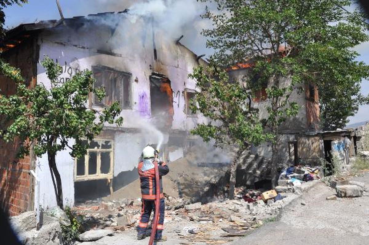 Aynı Mahallede Peş Peşe Yangın; 4 Kişiyi İtfaiye Kurtardı