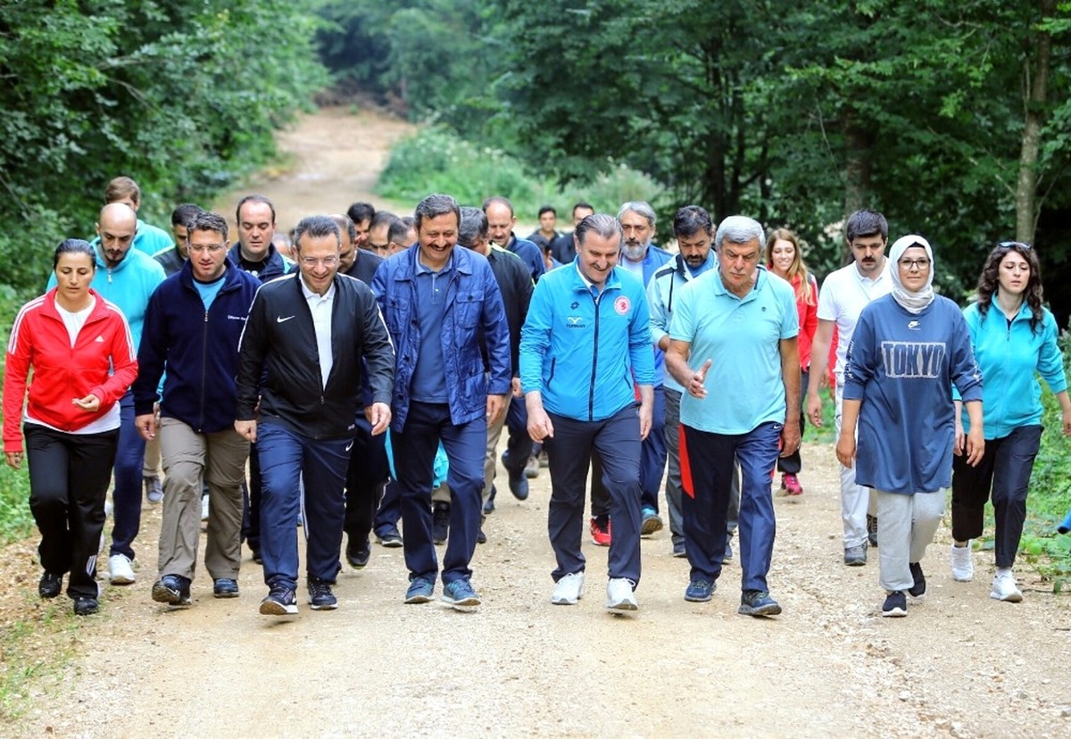 Bakan Osman Aşkın Bak, Kampta Gençlerle Spor Yaptı
