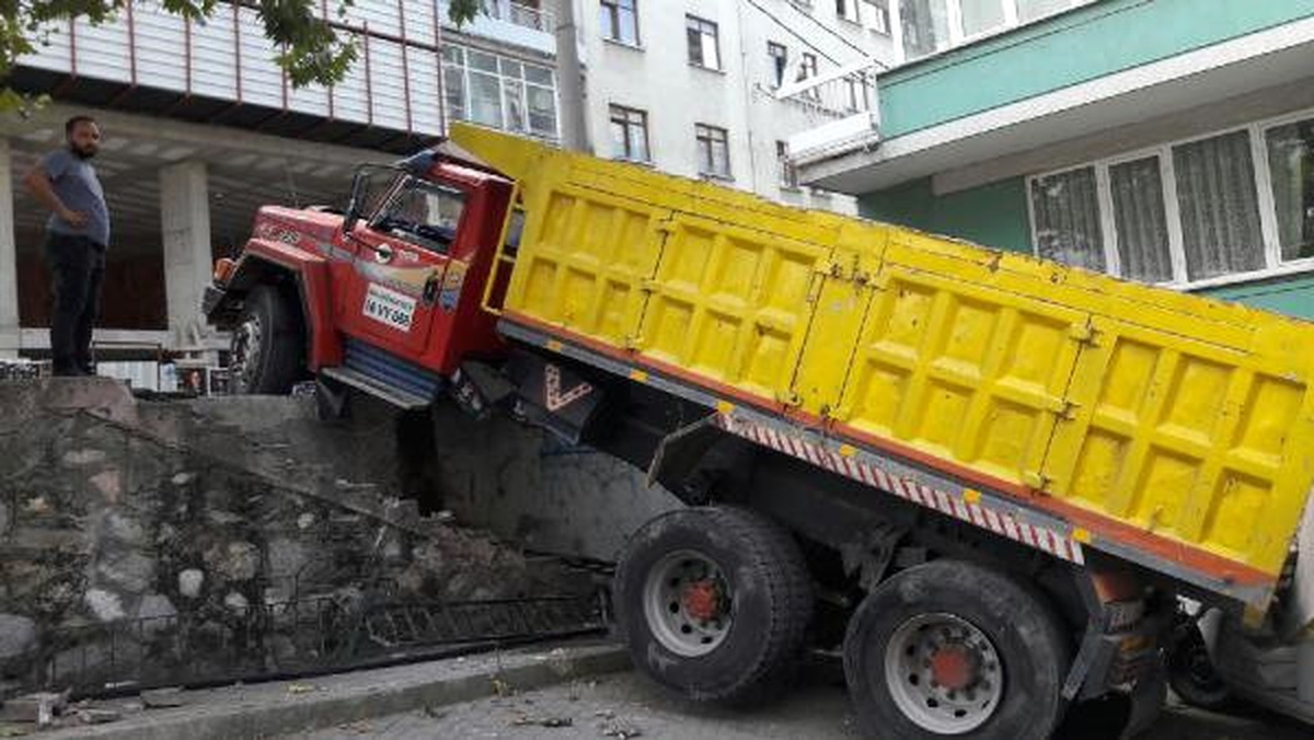 Bursa\'da Freni Boşalan Kamyon İstinat Duvarını Yıkarak Kamyonete Çarptı
