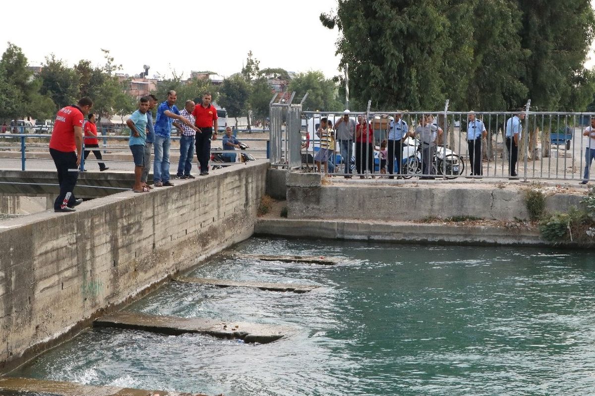Cankur ve Su Altı Polisi Kanala Düşen Çocuğu Arıyor