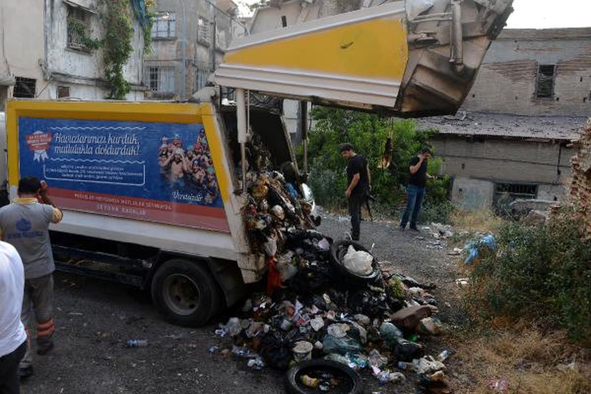 Çöp Kamyonunda Patlama: 2 Yaralı
