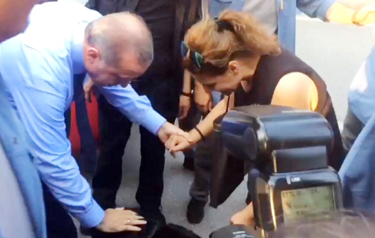 Cumhurbaşkanı Erdoğan \'Cesur\' Köpek İçin Otobüsten İndi