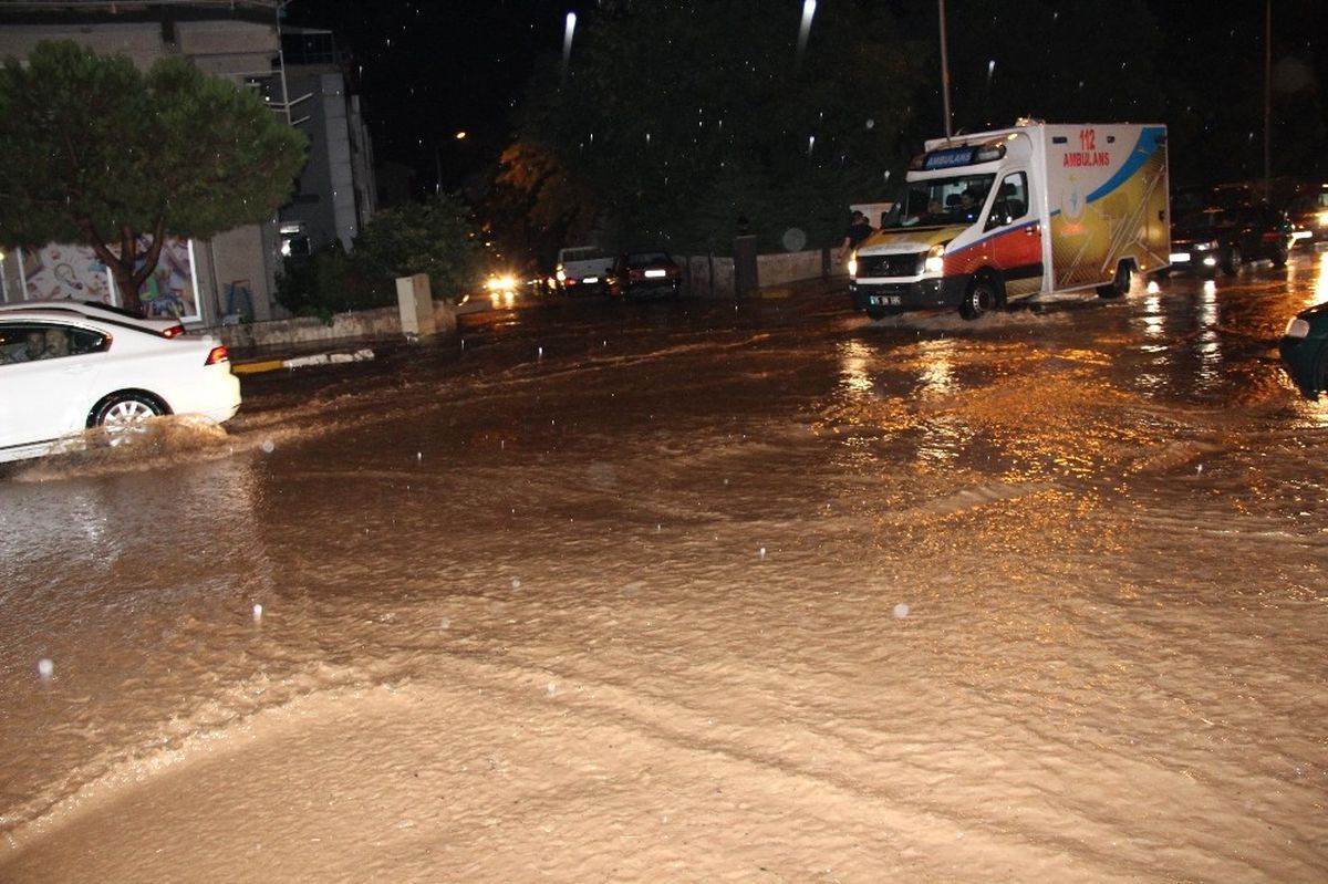 Denizli\'de Sağanak Yağış Vatandaşlara ve Sürücülere Zor Anlar Yaşattı