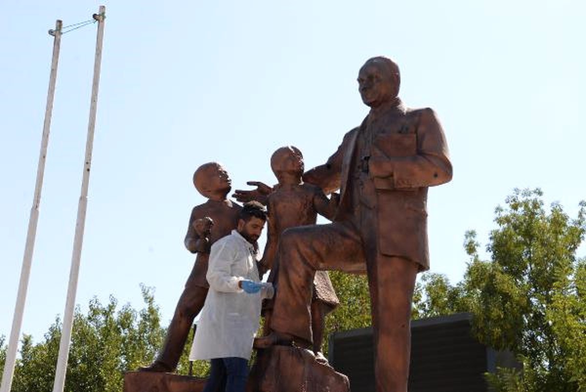Diyarbakır Atatürk Anıtı\'na Çekiçli Saldırı