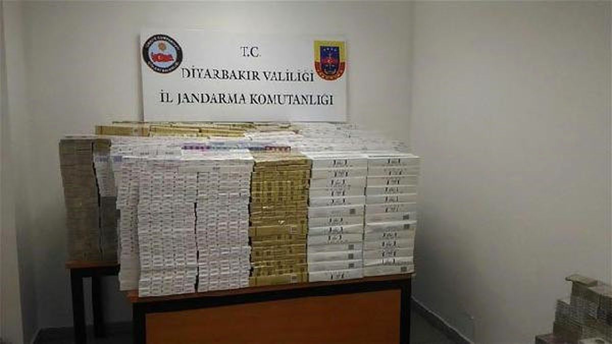 Diyarbakır\'da Kargo Şirketinde Kaçak Sigaraya 5 Gözaltı