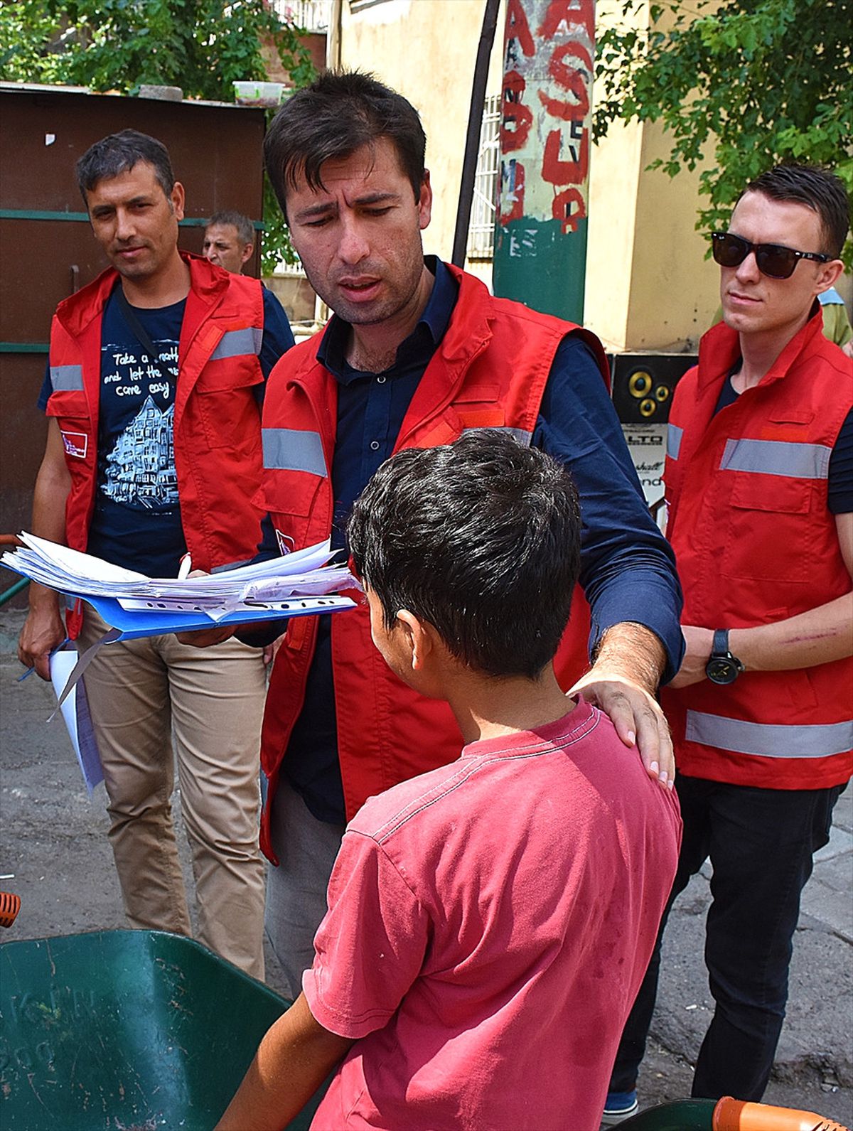 Diyarbakır\'da Mobil Ekipler Sokakta Çalışan Çocuklar İçin Görevde