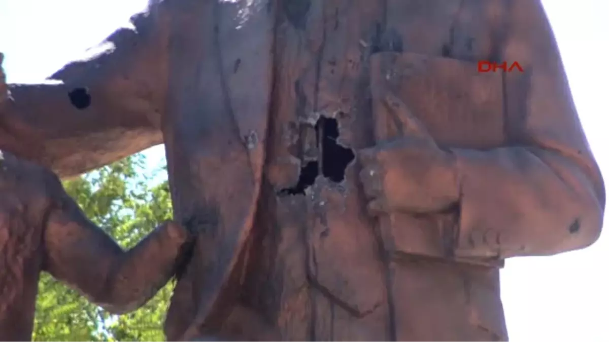 Diyarbakır Şeyh Sait Meydanı\'ndaki Atatürk Anıtına Çekiçli Saldırı