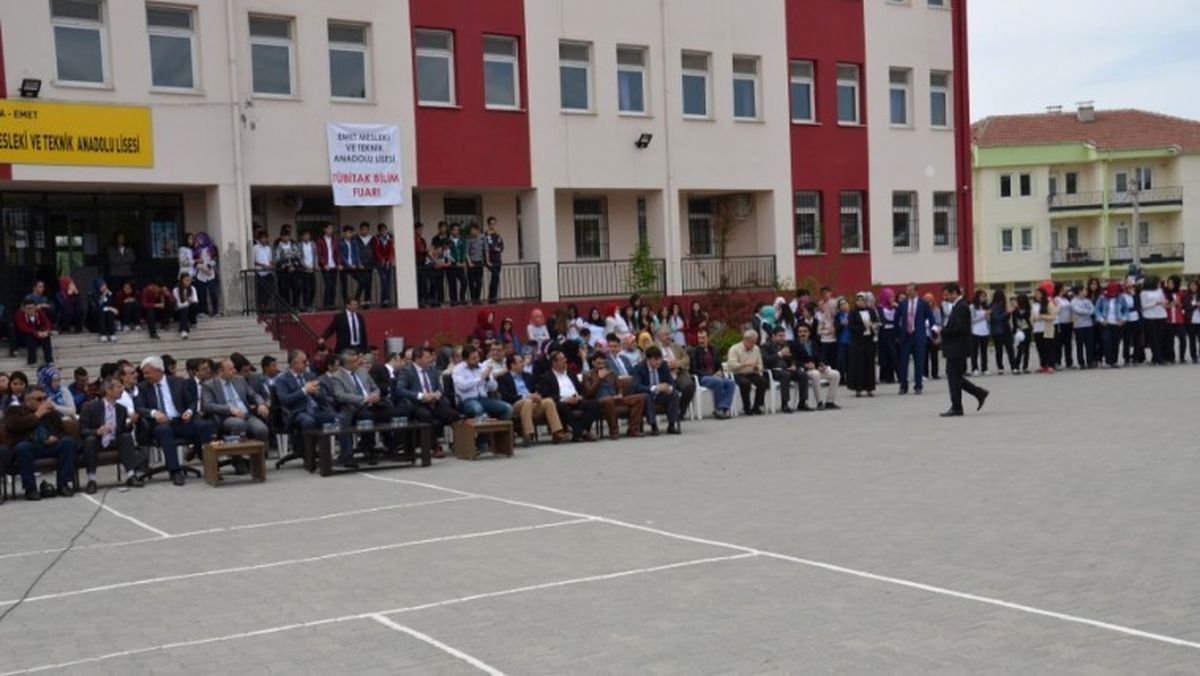 Emet Mesleki ve Teknik Anadolu Lisesinin 39 Öğrencisi Üniversiteye Yerleşti