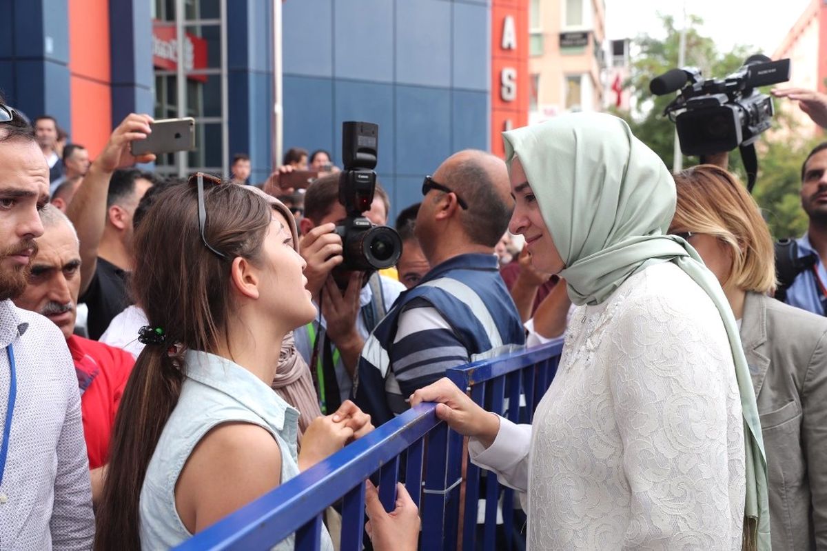 Eşi Cezaevinde Olan Kadın, Gözyaşları İçinde Bakan\'dan Yardım İstedi