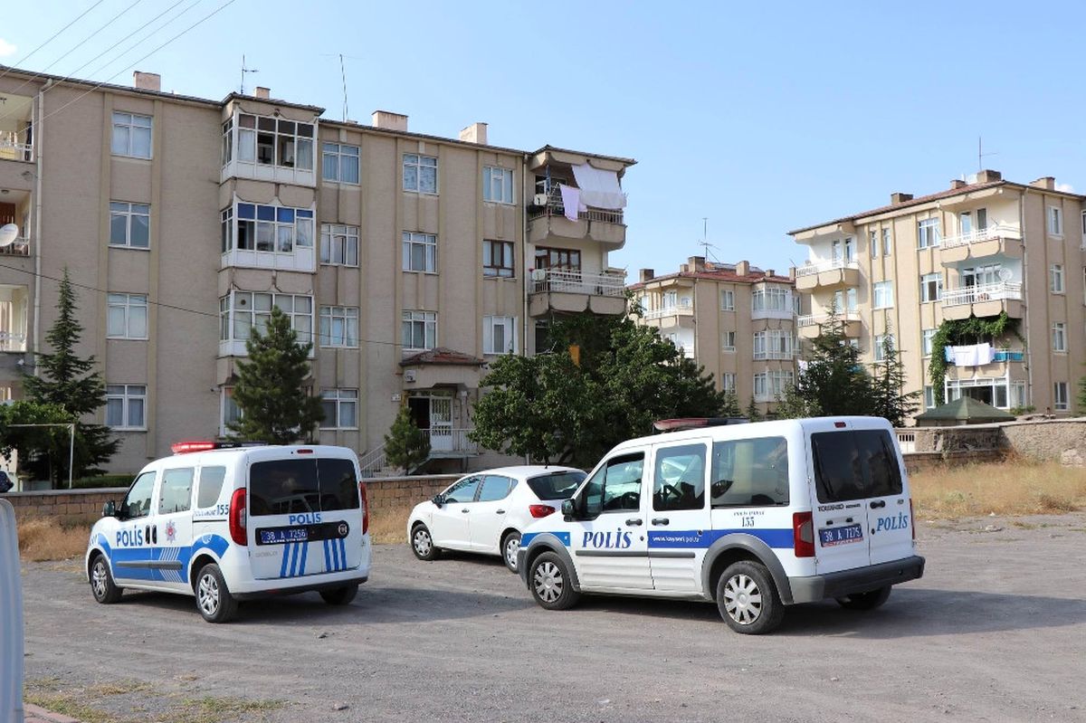 Eski Eşini Vurdu, Balkondan Atladı