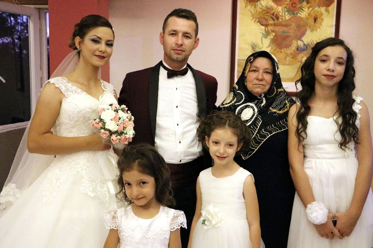 Evlilik Yıl Dönümlerinde Çocuklarıyla Düğün Yaptılar
