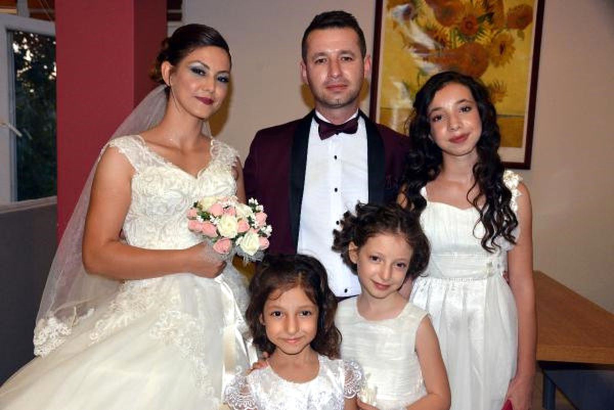 Evlilik Yıldönümlerini Düğünle Kutladılar