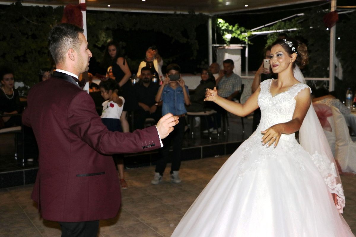 Evlilik Yıldönümünde Karısıyla Yeniden Evlendi