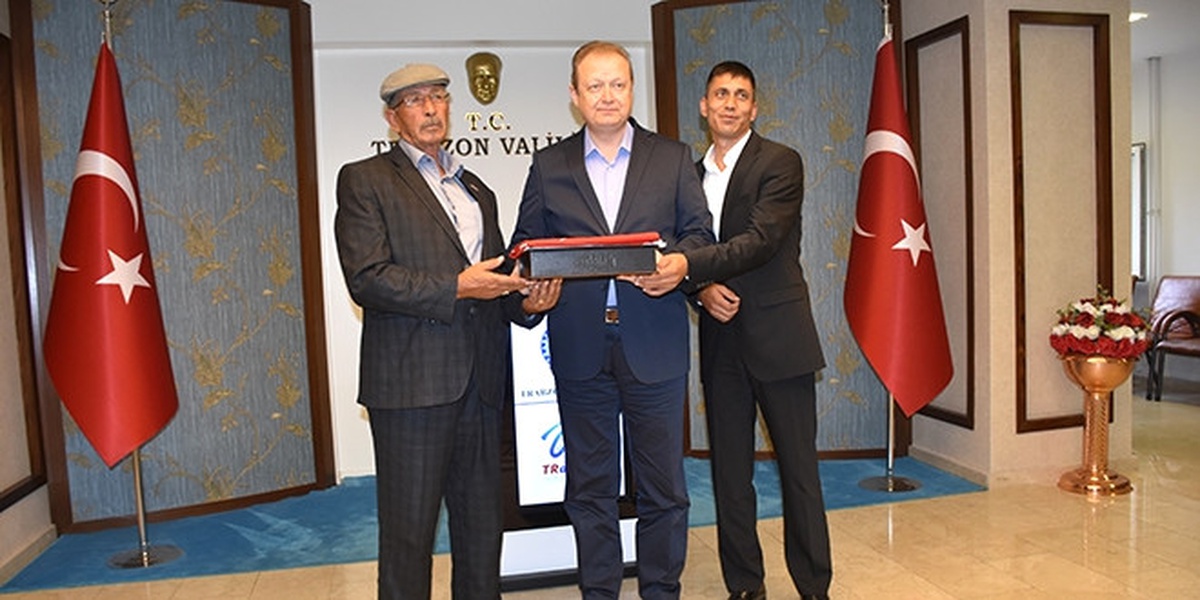 Halisdemir\'in Babasından, Trabzon Valisi Yavuz\'a Ziyaret