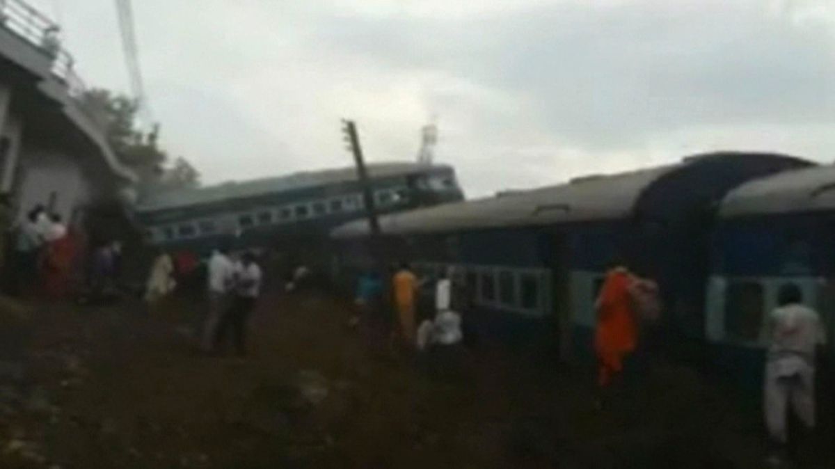 Hindistan\'da Tren Raydan Çıktı: 20 Ölü, 150 Yaralı