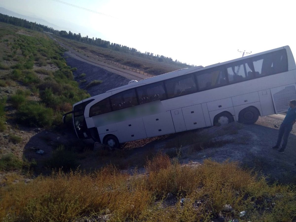 Iğdır\'da Yolcu Otobüsü Şarampole Uçtu