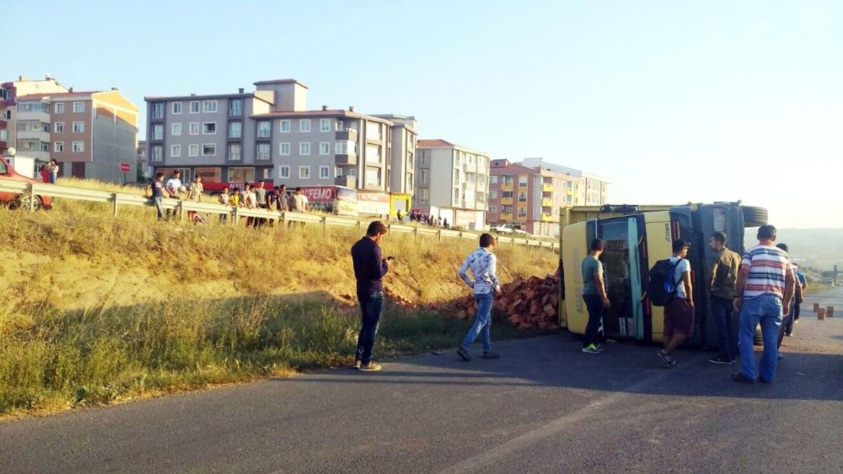 Kamyon Devrildi, Tuğlalar Etrafa Saçıldı