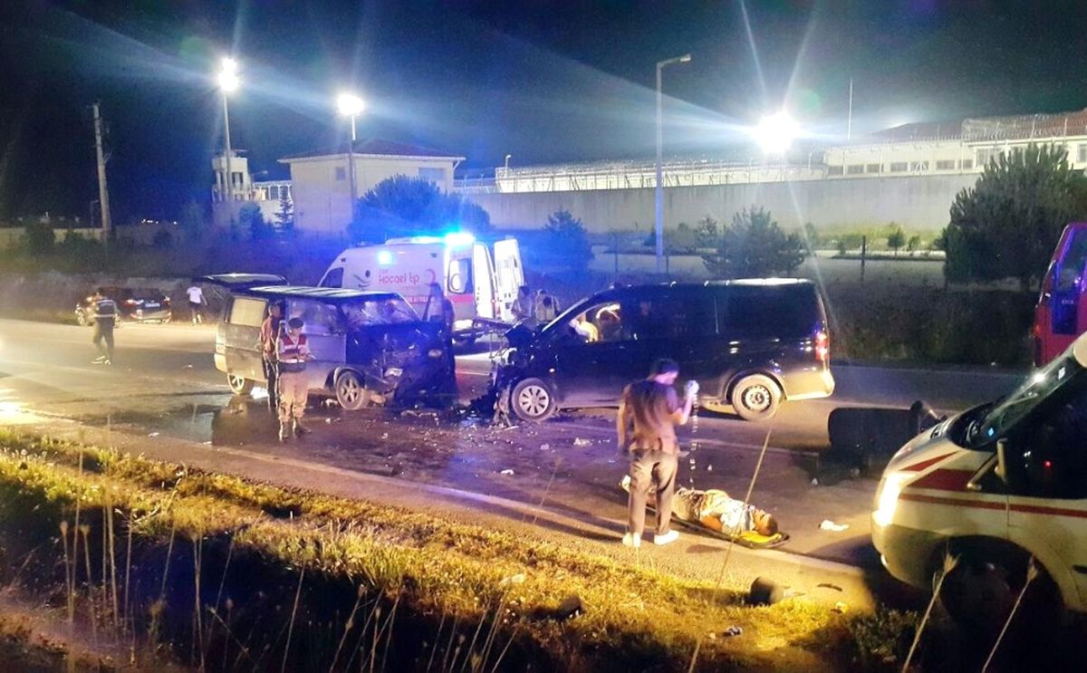 Kocaeli\'de Trafik Kazası: 8 Yaralı