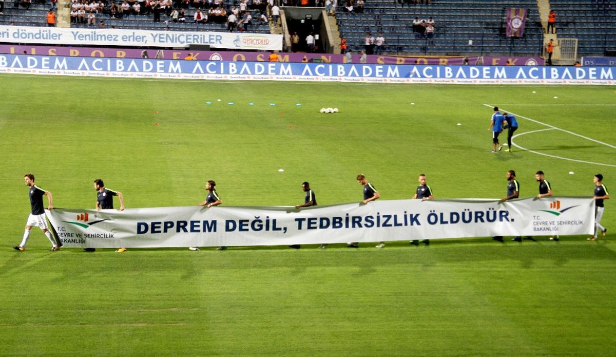 Osmanlıspor ile Galatasaray Maçında 17 Ağustos Depremi Unutulmadı