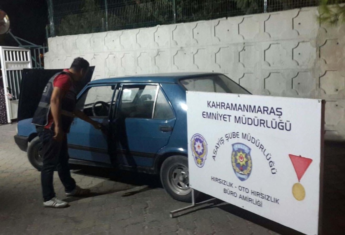 Otomobil Hırsızları Polisten Kaçamadı