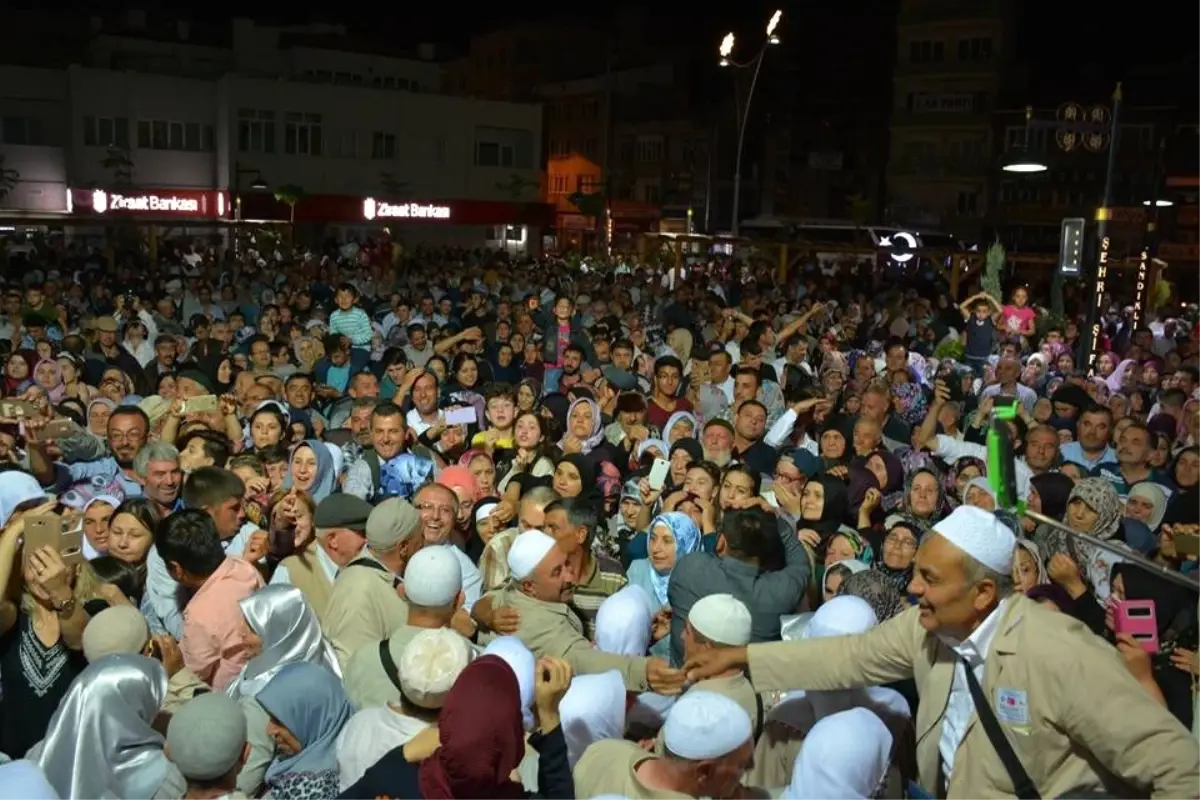 Sandıklı\'da Hacı Uğurlama Töreninde İzdiham Yaşandı