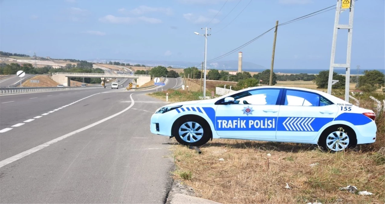 Sinop\'ta Yol Kenarına Maket Trafik Polis Aracı Konuldu