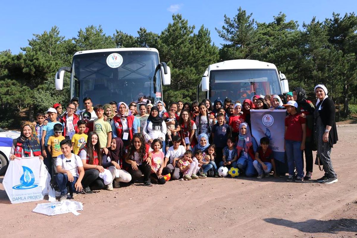 Suriyeli ve Iraklı Miniklerin Piknik Mutluluğu