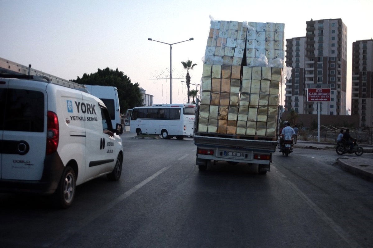 Tenekelerden Kule Taşıyan Kamyonet Korkuttu
