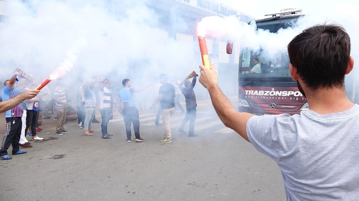 Trabzonspor, İstanbul\'a Meşalelerle Uğurlandı