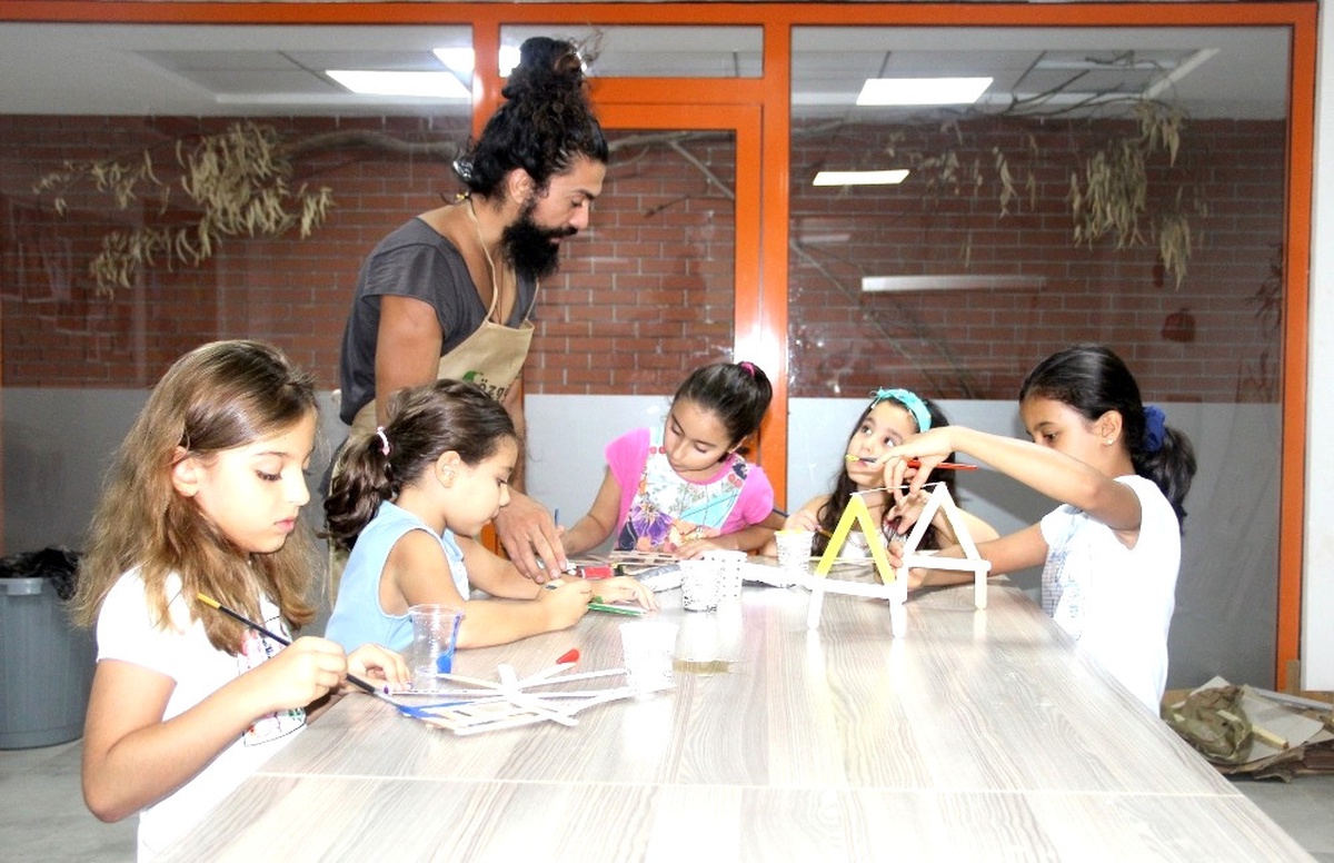 Tuncay Kes, Beyaz Kule Öğrencilerine Ahşap Tasarım Dersi Veriyor