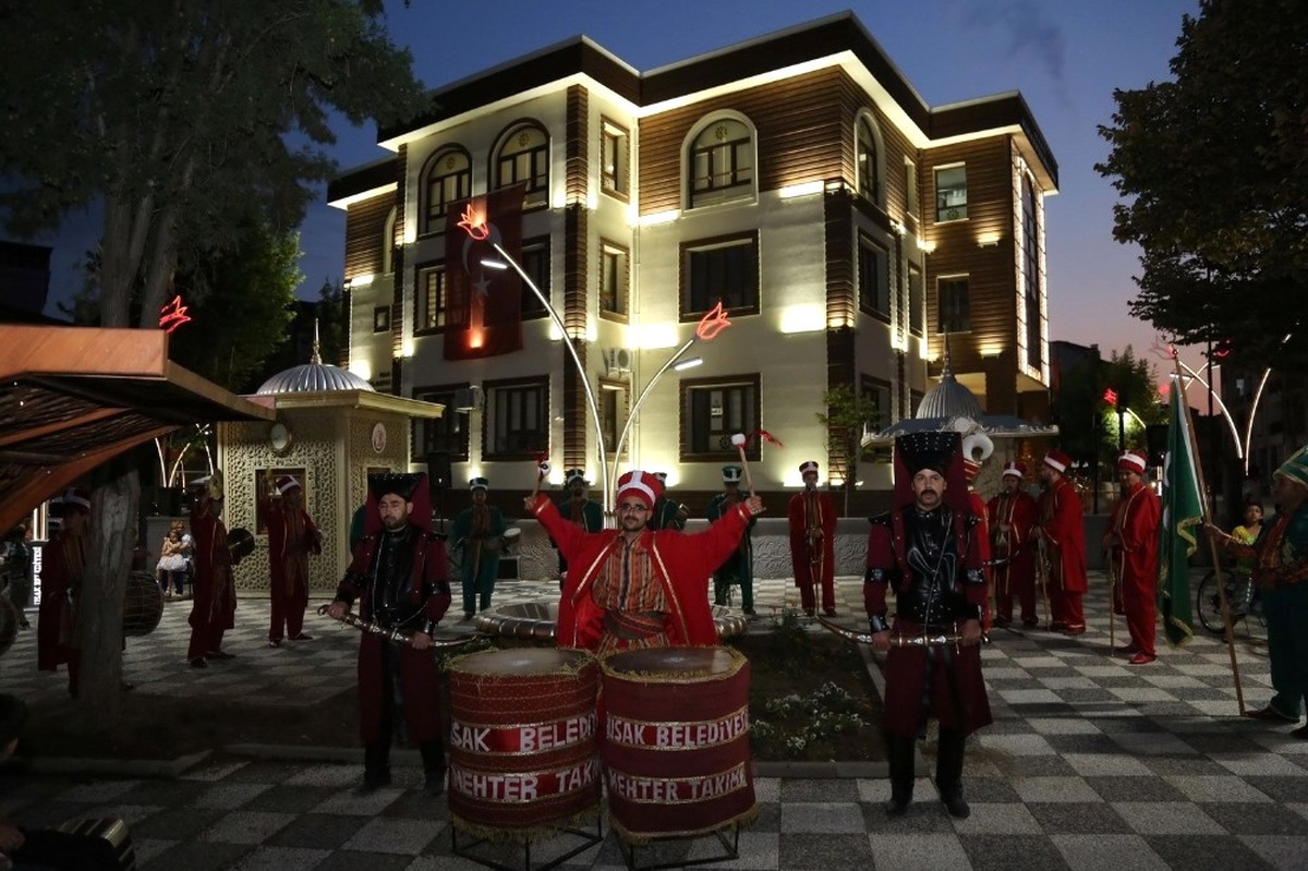 Uşak Belediyesinden Mahalle Sakinlerine Sazlı Sözlü Eğlence