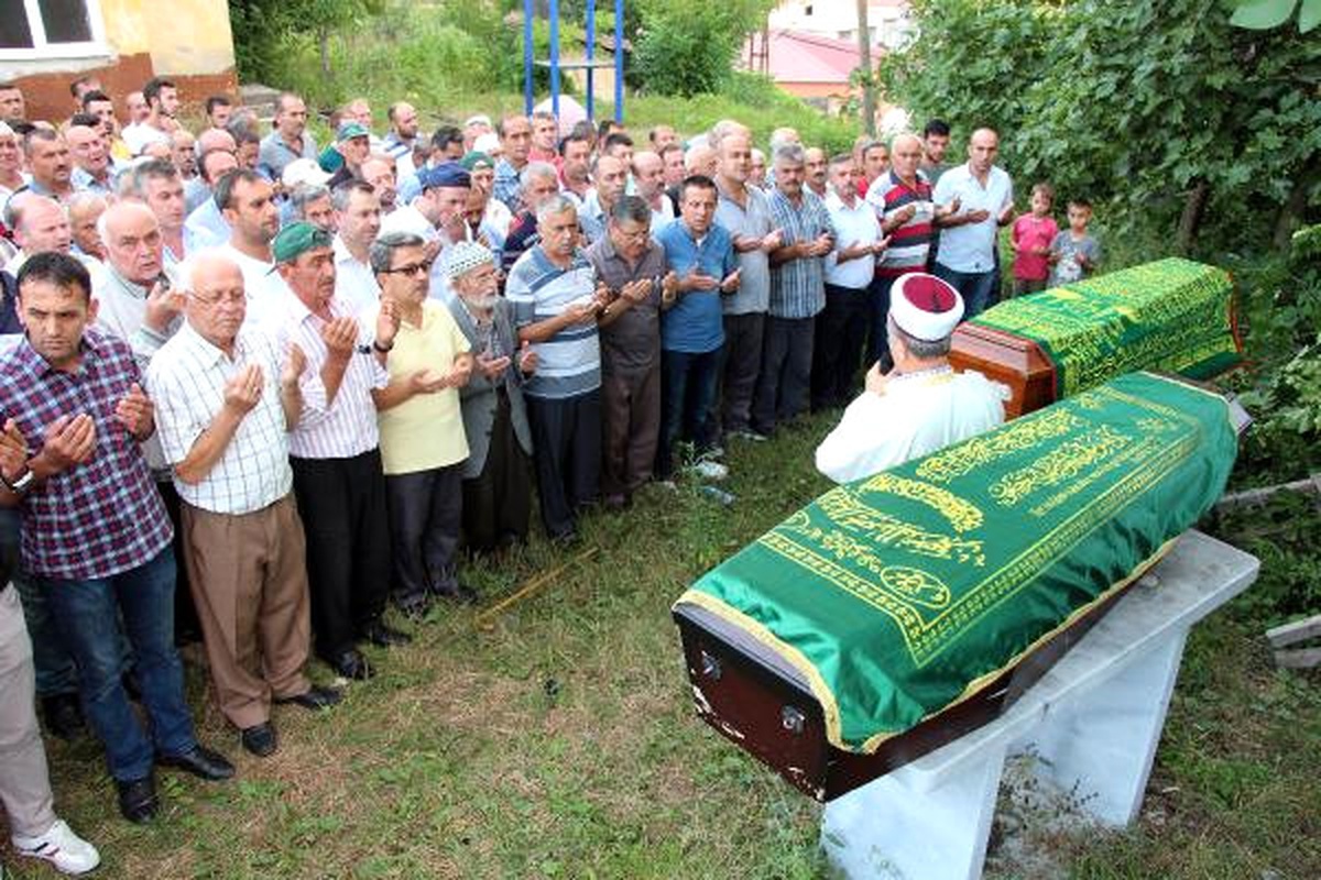 Zonguldak\'ta Kına Dönüşü Otomobil Tarandı: 3 Ölü, 1 Yaralı (3)