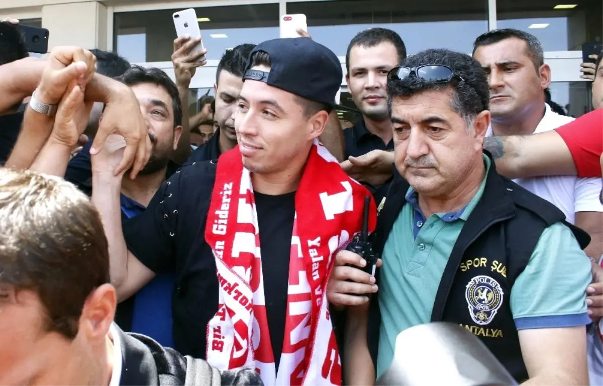 Antalyaspor\'dan Nasri\'ye Coşkulu Karşılama