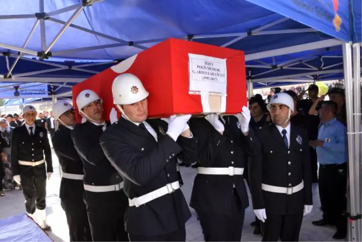 Arkadaş Kurşunuyla Şehit Olan Polis Toprağa Verildi