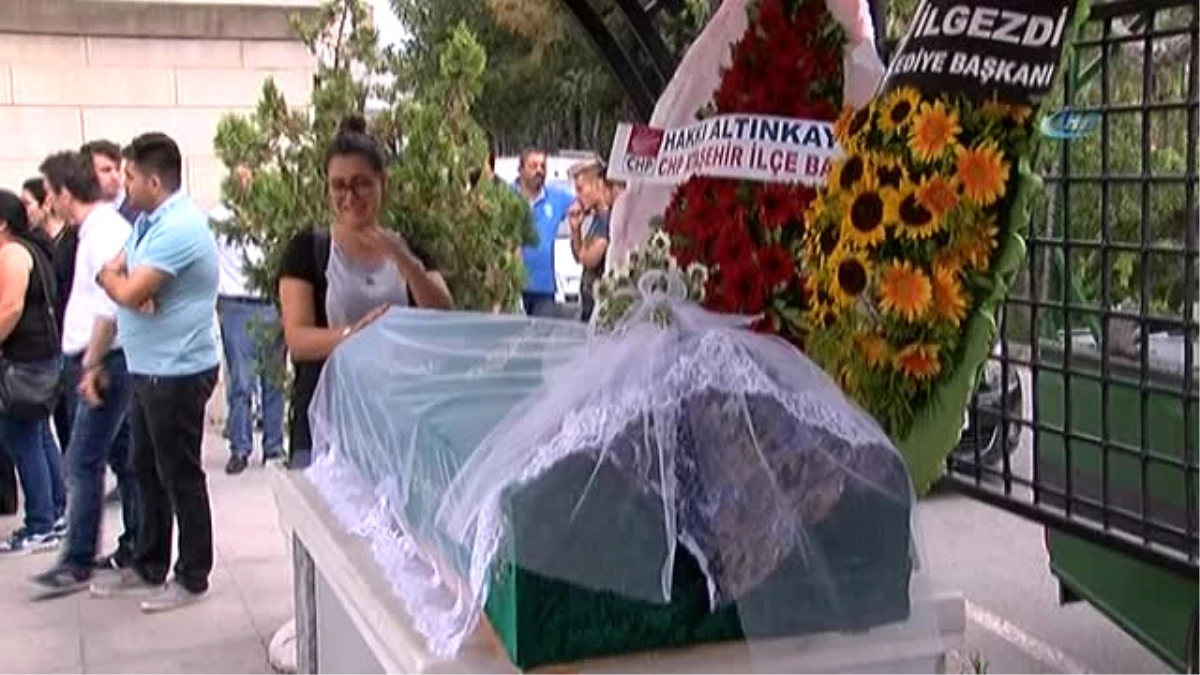 Ataşehir\'deki Feci Kazada Hayatını Kaybeden Nişanlı Çift Son Yolculuğuna Birlikte Uğurlandı