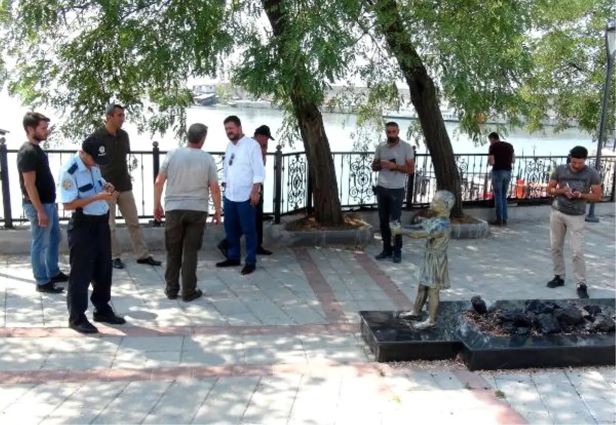 Atatürk\'e Çiçek Veren Kız Heykeline Saldırı (2)