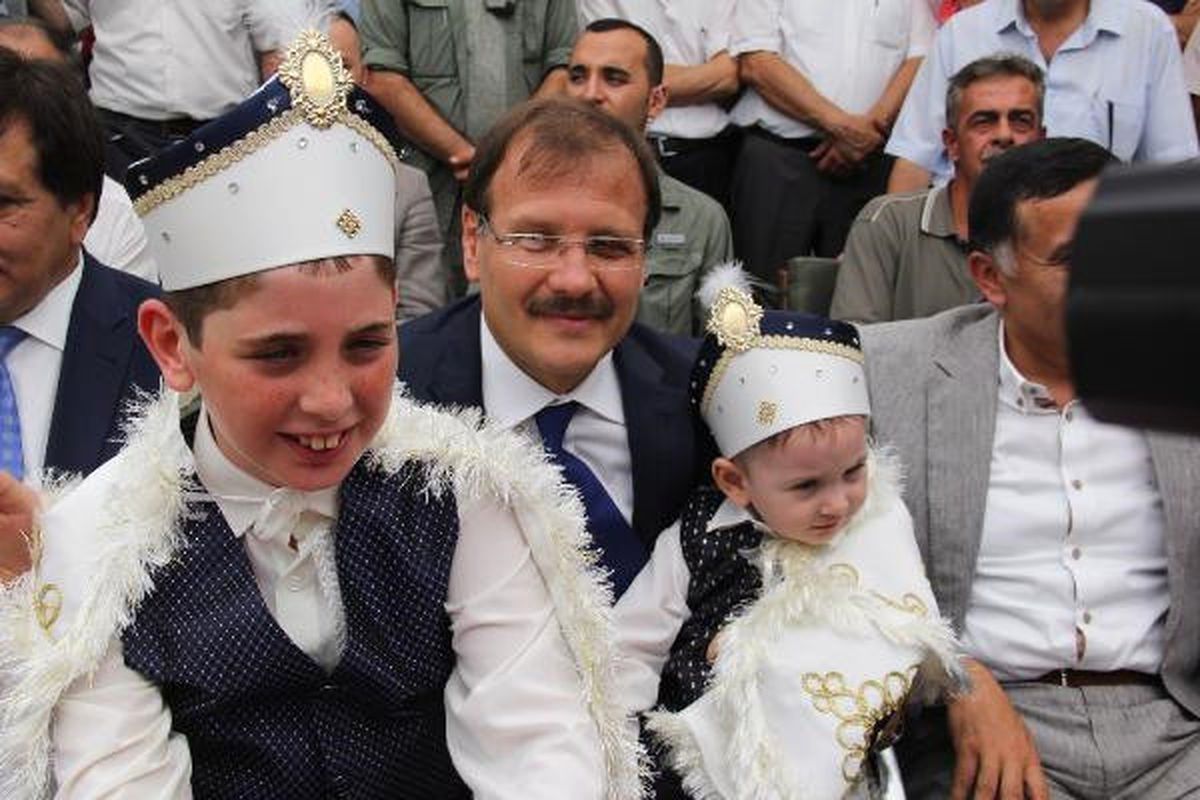 Başbakan Yardımcısı Çavuşoğlu, Toplu Sünnet Şölenine Katıldı